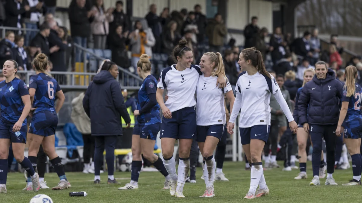 London City Lionesses takoi kuusi maalia ja hengittää kärkikaksikon niskaan