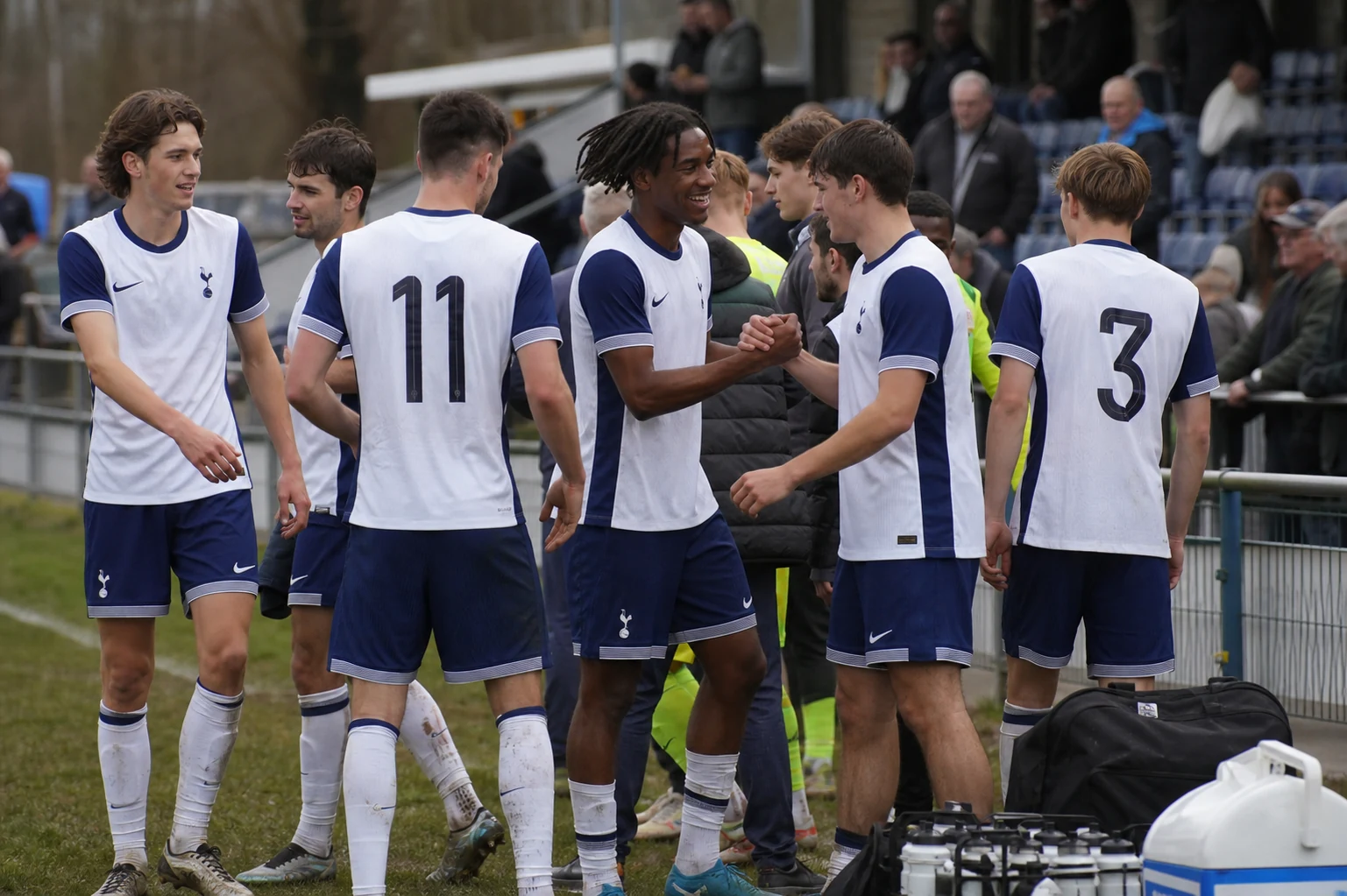Brentford kaatoi Tottenhamin selvin 3–0-lukemin Valioliigan avauksessa
