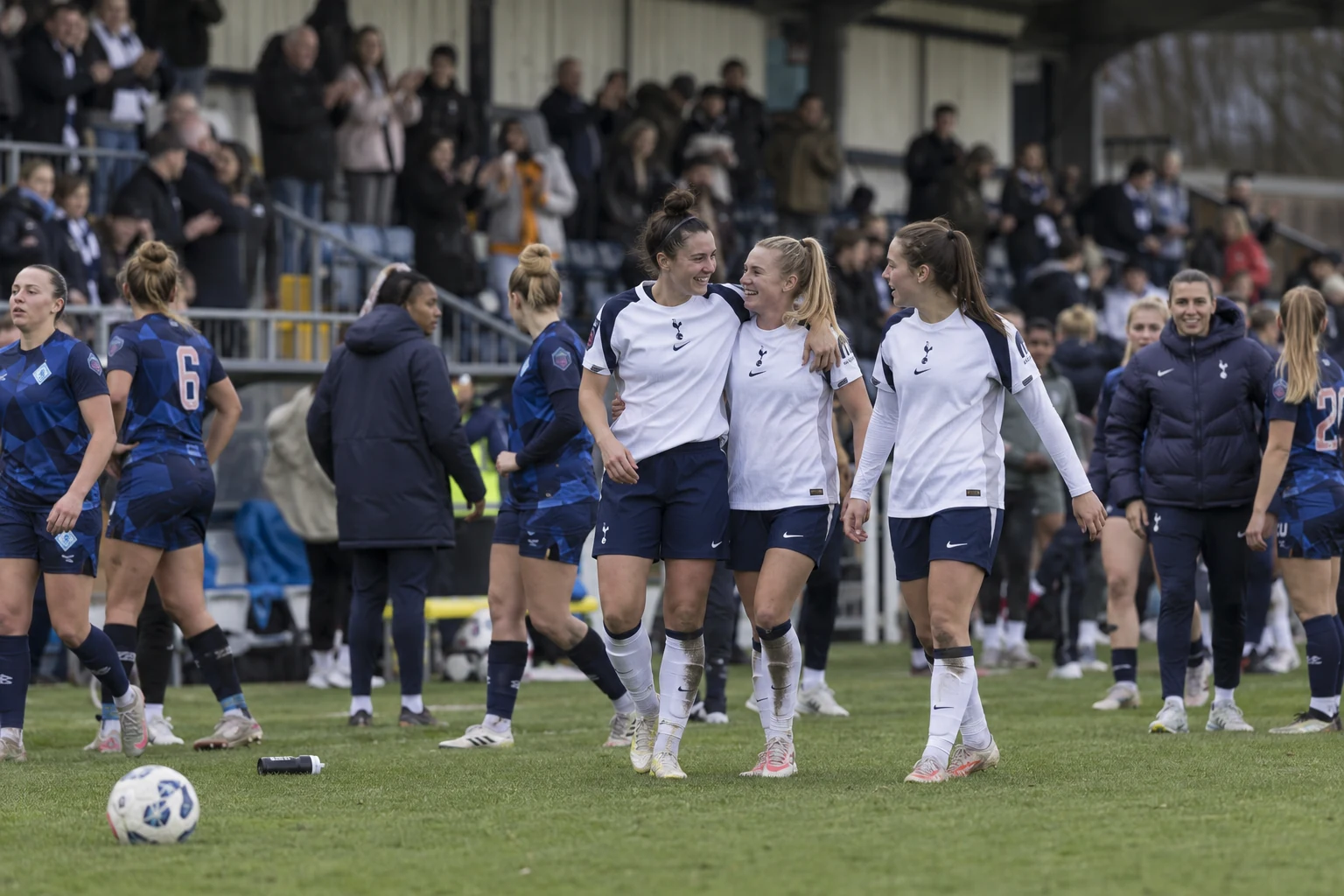 London City Lionesses takoi kuusi maalia ja hengittää kärkikaksikon niskaan